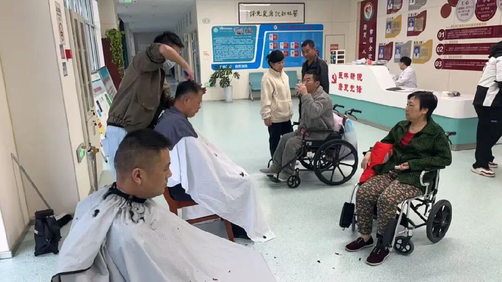 从“头”关爱！张杰团委书记：让公益理发成为特殊群体的“幸福标配”
