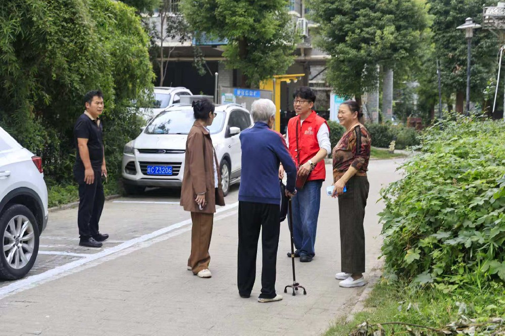 重阳敬老暖人心｜市美容美发协会走进书香门邸开展爱心活动