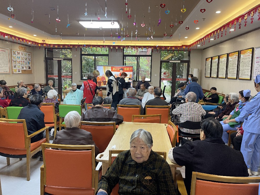 爱心义剪，情暖夕阳｜“我们·长友理”公益团队走进蚌埠城投养老院